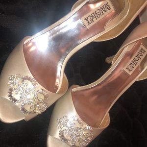 Beautiful heels withs lots of life make a offer 💗